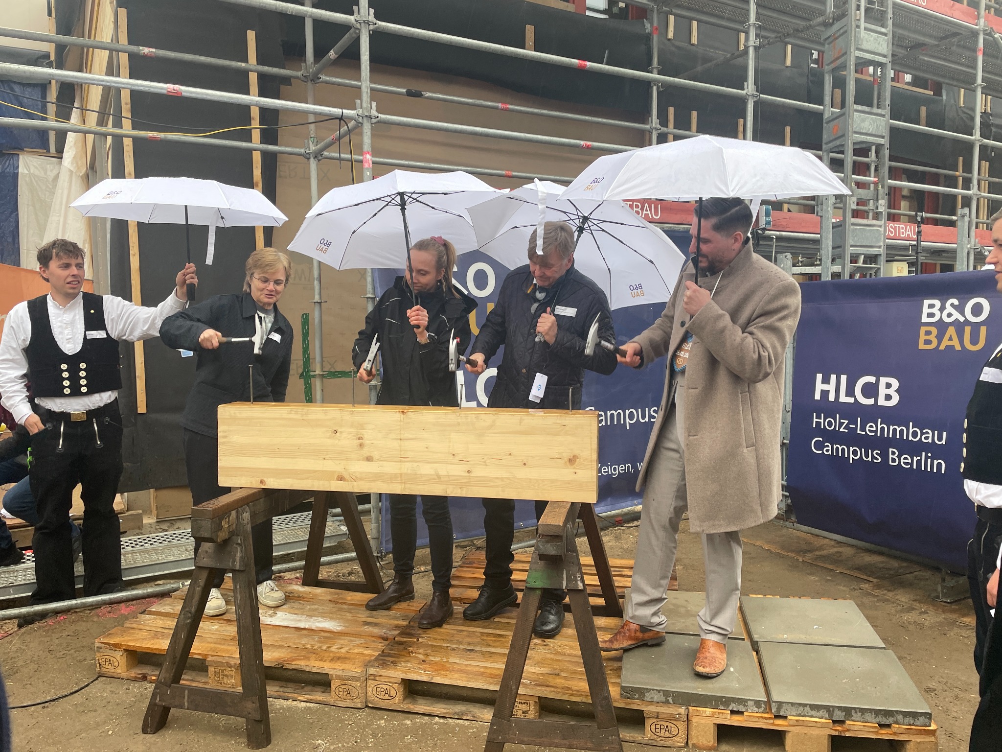 Richtfest am Holzkompetenzzentrum mit Gästen und PLUS-Partner B&O Bau