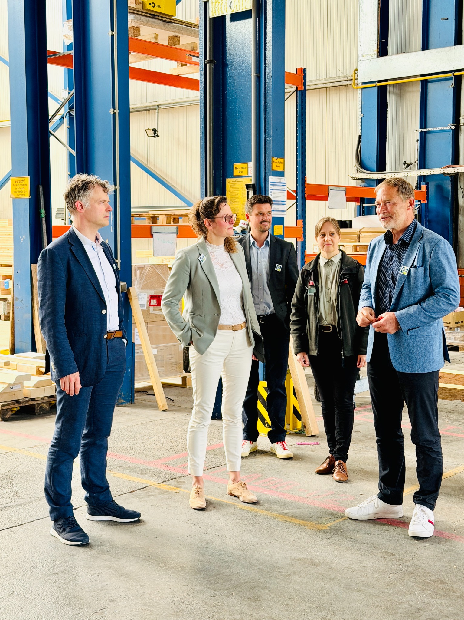 Ministerin Hanka Mittelstädt und Begleitende beim Werksbesuch bei MAX Holzbau